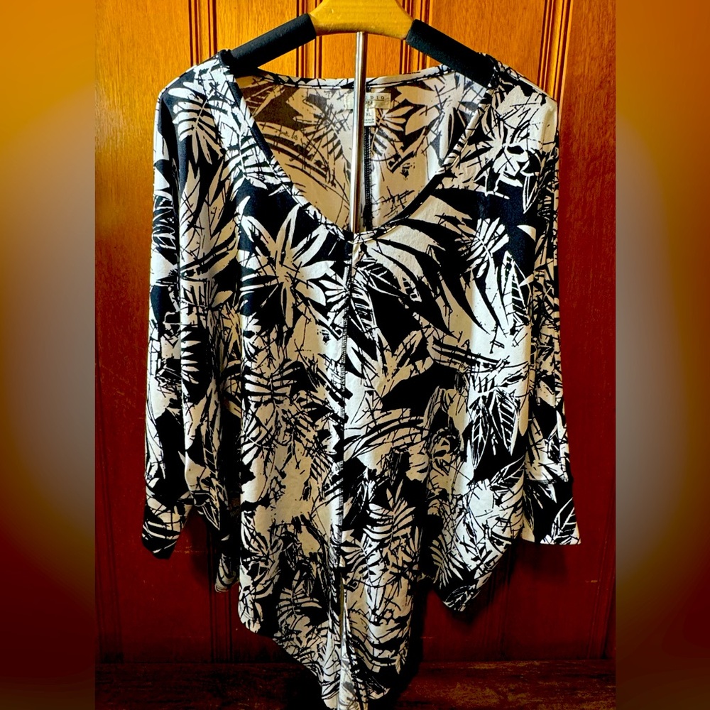 Studio Women’s XL Black And White Tropical Top Shirt Blouse
